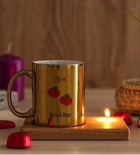 Kişiye Özel Sevimli Domatesler Ahşap Altlıklı Mumlu Gold Kupa