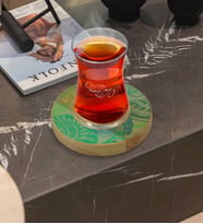 BK Gift Kişiye Özel Deniz Kabukları Tasarımlı Doğal Ahşap Tabaklı Heybeli Çay Bardağı Model 1