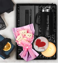 Üçlü Ayıcık Buketi & Bardak Termos & Kişiye Özel Defter & Deri Kılıflı Touch Pen Kalem & Tasarım Mum
