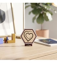Zarif Kalp Formlu Modern Masaüstü Dekoratif Objesi Ofis ve Çalışma Masalarınız İçin Modern Çizgiler Sunar 10x10 cm