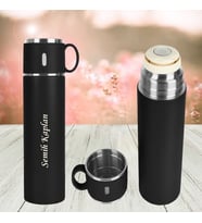 HEDİYESİ BİZDEN KİŞİYE ÖZEL İSİM BASKILI BARDAKLI TUTMA KULPLU PASLANMAZ ÇELİK TERMOS 580 ML -BYL526