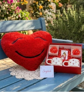 Kalp Yastık & El Yapımı Kalp Kupalar  & 2 Lotus Mum & Epoksi Harf Anahtarlık  Anneler günü özel