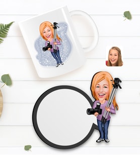 BK Gift Kişiye Özel Kadın Fotoğrafçı Karikatürlü Beyaz Kupa ve Ahşap Bardak Altlığı Hediye Seti-1