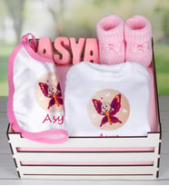 eJOYA Ahşap Sandıkta Kişiye Özel Zıbın Önlük Taş İsimlik Ve Patik Bebek Hediye Seti 109439 (Pembe)