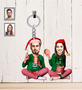 Kişiye Özel Yılbaşı Sevgili Karikatürlü Ahşap Anahtarlık Model-5