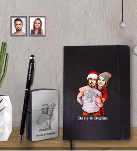 Kişiye Özel Yılbaşı Sevgili Karikatürlü Siyah Defter Kalem Çakmak Hediye Seti Model-8 (Model 1)