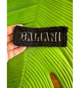 11X4 CM SİYAH KOT KABARTMA YAZILI ARMA DİKİŞ GİYİM AKSESUARI