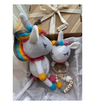 Yenidoğan Unicorn Bebek Hediye Seti – İsme Özel Emzik Zincirli
