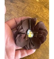 KAHVERENGİ DAMLA TAŞLI ÇİÇEK BRPŞ YAKA İĞNESİ 6X6 CM