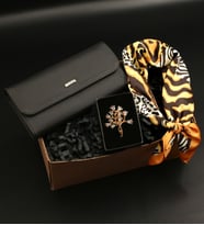 Leopar Desenli Fular& Siyah Kadın Cüzdanı& Gold Renk Çiçek Model Broş Hediye Seti