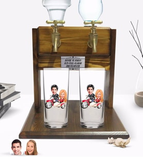 BK Gift Kişiye Özel Sevgililer Tasarımlı İkili Rakı Bardağı ve Çift Musluklu Doğal Ahşap Rakı Standı-12 (Model 1)