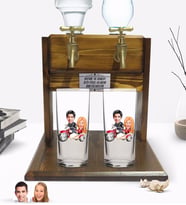 BK Gift Kişiye Özel Sevgililer Tasarımlı İkili Rakı Bardağı ve Çift Musluklu Doğal Ahşap Rakı Standı-12 (Model 1)