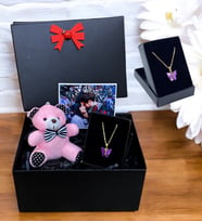 Size Özel Fotoğraflı Siyah Hediye Kutusunda Pembe Ayıcık ve Tasarım Kolye (Model 3)