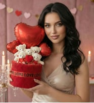 Sevgiliye Özel Deluxe Peluş Kutuda 5’li Ayıcık Buketi – Büyük Kalp ve Çift Kalp Balonlu Romantik Tasarım (Kırmızı)