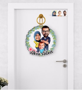 BK Gift Kişiye Özel Tesettürlü Aile Karikatürlü Ahşap Kapı Süsü-1