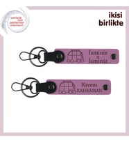 Karavan Tutkusu Olanlara Sürpriz, Kişiye Özel İsim Yazılı Deri Anahtarlık Seti, x2' li, Pembe-Pembe (Çok Renkli)