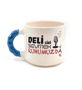 Deli Gibi Sevmek Ruhumuzda Var Baskılı Mavi Kulplu Boncuk Kupa