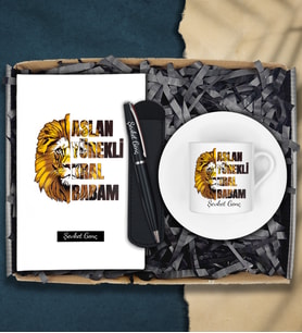 Babalar Günü Kişiye Özel Aslan Yürekli Kral Babam Tasarımlı Defter&Kahve Fincanı&Deri Kılıflı Kalem Hediye Seti
