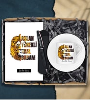 Babalar Günü Kişiye Özel Aslan Yürekli Kral Babam Tasarımlı Defter&Kahve Fincanı&Deri Kılıflı Kalem Hediye Seti
