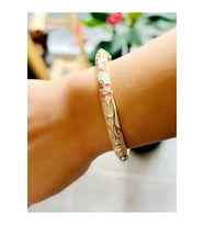 ÖZEL SERİ KREM MİNELİ, PEMBE ÇİÇEKLİ KELEPÇE ACR8702 (Gold)
