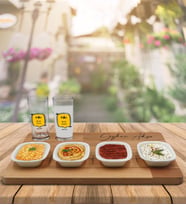 BK Gift Kişiye Özel Mey Biter Saki Kalır Tasarımlı 2’li Rakı Bardağı ve Meze Tabaklı Doğal Masif Ahşap Servis Sunum Tepsisi Model 1