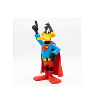 Süper Daffy Duck Figür – Süper Kahraman Temalı Koleksiyon ve Dekor Ürünü
