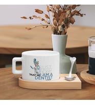 BK Gift Kişiye Özel İsimli Diş Hekimi Tasarımlı-2, Ahşap Altlıklı Seramik Fincan, Meslek Hediyesi, Yeni İş Hediyesi
