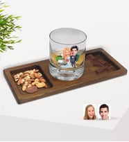 BK Gift Kişiye Özel Evleniyoruz Karikatürlü Viski Bardağı ve Doğal Masif Ahşap Dikdörtgen Sunum Tabağı Çerezlik Hediye Seti-1