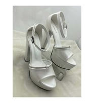 ÇİĞDEM SEDEFLİ BEYAZ SATEN BİLEKTEN TOKALI TAŞLI PLATFORM TOPUKLU AYAKKABI - SEDEFLİ BEYAZ - 38 - ST02176-SEDEFLİ BEYAZ-38