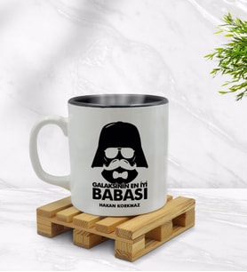 BK Gift Kişiye Özel Galaksinin En İyi Babası Tasarımlı İçi Siyah Renkli Kupa Bardak Model 1