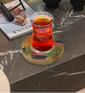 BK Gift Kişiye Özel Modern Art Tasarımlı Doğal Ahşap Tabaklı Heybeli Çay Bardağı Model 11