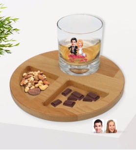 BK Gift Kişiye Özel Evleniyoruz Karikatürlü Viski Bardağı ve Doğal Masif Ahşap Yuvarlak Sunum Tabağı Çerezlik Hediye Seti-10