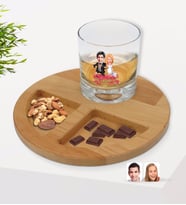 BK Gift Kişiye Özel Evleniyoruz Karikatürlü Viski Bardağı ve Doğal Masif Ahşap Yuvarlak Sunum Tabağı Çerezlik Hediye Seti-10