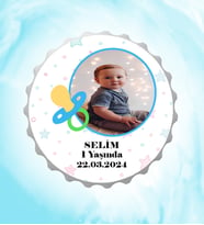 Kişiye Özel Erkek Bebek Resimli İsimli Gökyüzü Emzikli Kapak Magnet Açacak