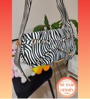 Zebra Desenli Kadın Çift Kademeli Özel Kilit Askı Sistemli MANC Model Baget Omuz Çantası (Zebra)