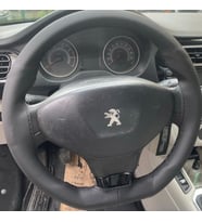 DİKİŞLİ DİREKSİYON KILIFI DAMARLI SİYAH DERİ SİYAH DİKİŞLİ PEUGEOT 301 İÇİN