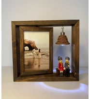 Kişiye Özel Fotoğraflı El Yapımı Ahşap Dönen Fotoğraf Çerçevesi Lambalı Sevgili Figürlü Doğum Günü Hediyesi (Kahverengi)