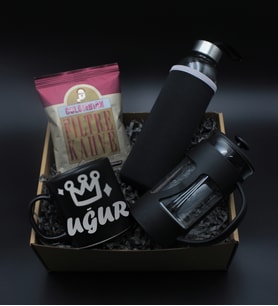 Sevgililer Gününe Özel H2O Kılıflı Cam Suluk& Kişiye Özel Kral Tasarımlı Gümüş İsim Baskılı Siyah Kupa &Siyah French Press & Colombian Filtre Kahve Hediye Seti