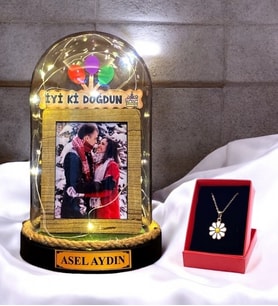 Kişiye Özel Tasarım Led Işıklı Fanus Seti  İYİ Kİ DOĞDUN Temalı ve Papatya Kolyeli