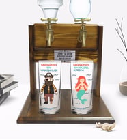 BK Gift Kişiye Özel Renkli Baskılı Masanın En Yakışıklısı - En Güzel Kadını Tasarımlı İkili Rakı Bardağı ve Çift Musluklu Doğal Ahşap Rakı Standı-1 (Model 1)