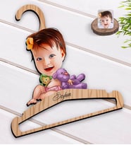 BK Gift Kişiye Özel Bebek Karikatürlü Standart Boy Ahşap Elbise Askısı-2