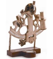 DENİZCİLİK GRUBU-Marine Pirinç Aksesuar-STANDLI SEXTANT-25*22*16 CM-JTTR30467 (Yumurta Sarısı)