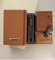 Kişiye Özel Termo Deri Taba Defter & Kişiye Özel Metal Tükenmez Kalem & Kişiye Özel Erkek Cüzdan &  Kişiye Özel Anahtarlık & Kişiye Özel Kartlık Hediye Seti