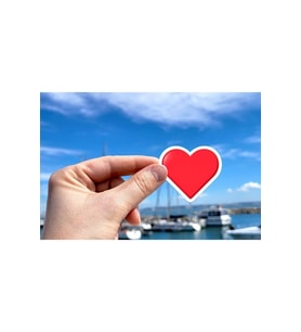 Kırmızı Kalpli Etiket Şekilli Beyaz Kenarlı Mat Red Heart Sticker 3x2.65 Cm (40 Adet)