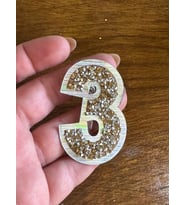 6X4 CM ÜTÜ İLE YAPIŞAN 3 RAKAMI TAŞ İŞLEME ARMA YAMA DİKİŞ AKSESUARI