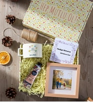 Kişiye Özel Doğum Günün Kutlu Olsun Hediye Kutusu - Kişiye Özel Lüks Pastel Fincan, El Kremi, Ahşap Fotoğraf Çerçevesi Doğum Günü Hediyesi (Sarı)