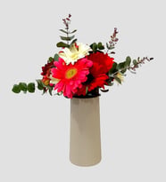 Bej Çizgili Vazoda Pembe & Beyaz & Kırmızı Gerbera
