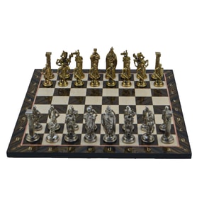 GiftHome Büyük Boy Metal İNGİLİZ Satranç Takımı Parlak ve Katlanır Ceviz Desenli MDF Satranç Tahtası (43X43 cm.)