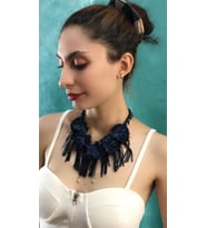DERİ PÜSKÜLLÜ ÇİÇEKLİ ZİNCİRLİ KADIN KOLYE BOY 20 CM (Lacivert)