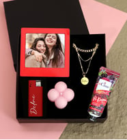 Özel Kutusunda Kişiye Özel Mini Paloroid Çerçeve & Kişiye Özel Kişiye Özel Metal Çakmak & Kişiye Özel Gold Renkli Kolye & El Kremi & Bubble Mum Hediye Seti